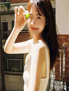 《公车上玩弄白嫩少妇-赤足》